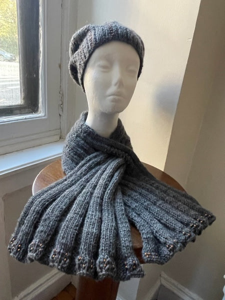 Knitted beanie in gray with copper seed beads
